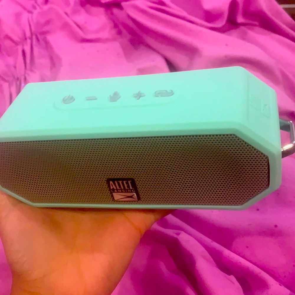 This is a very nice speaker very loud Bluetooth
